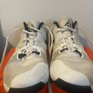 Giannis zoom freak 1 black and white